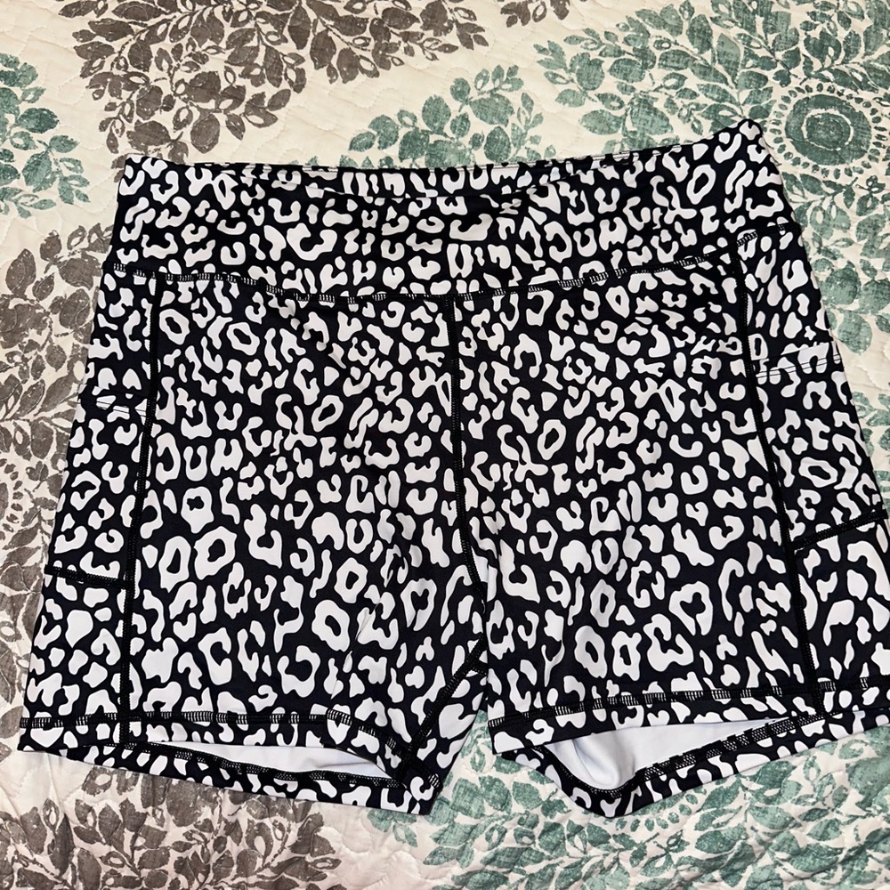 Zyia leopard shorts size xxxl